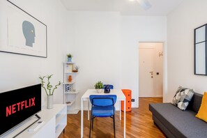 Smart TV - Mac Mahon 9 - One Bedroom Apartment, Sleeps 2 (Milano)