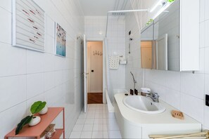 Dusche, Haartrockner, Bidet, Handtücher