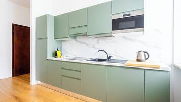 Kühlschrank, Mikrowelle, Ofen, Herdplatte