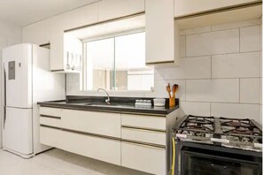 Geladeira, micro-ondas, fogão, cooktop