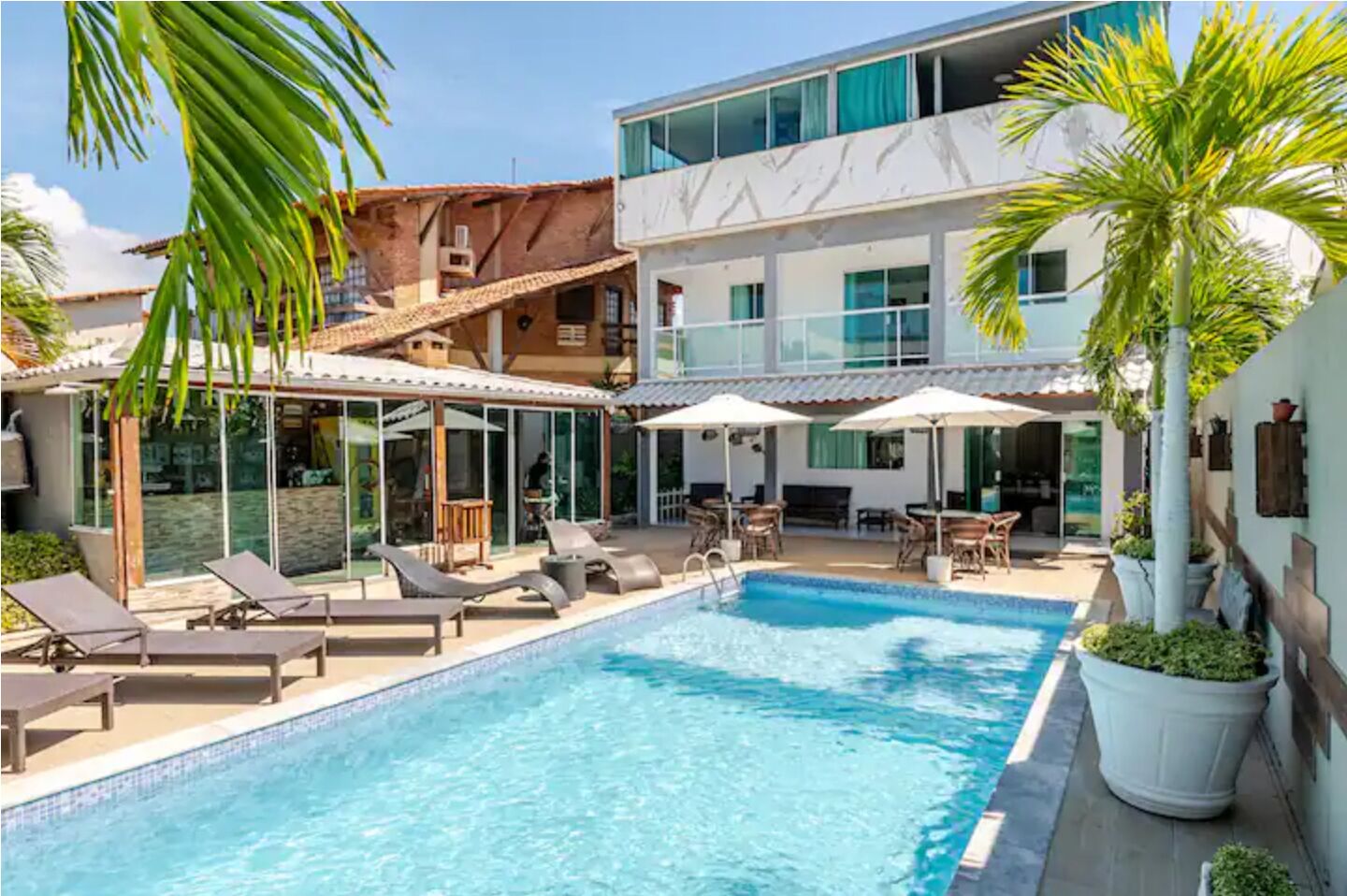 Una piscina al aire libre