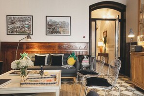 Smart-TV, Kamin, DVD-Player, Bücher