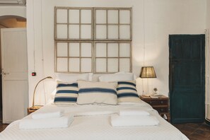 5 bedrooms, desk, iron/ironing board, travel cot