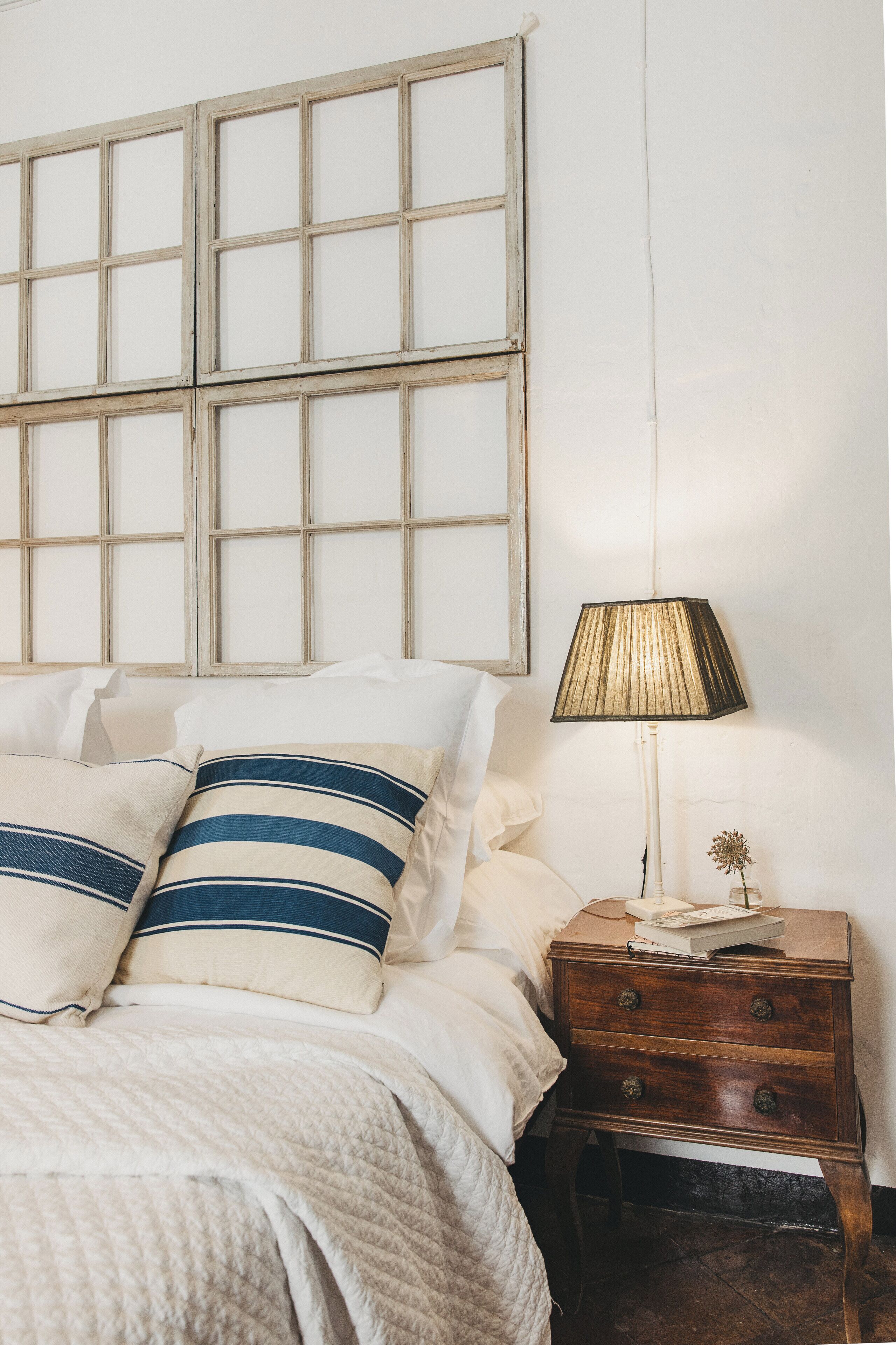 5 chambres, bureau, fer et planche à repasser, lit parapluie