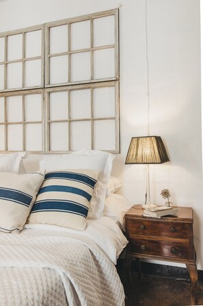 5 Schlafzimmer, Schreibtisch, Bügeleisen/Bügelbrett, Reisekinderbett