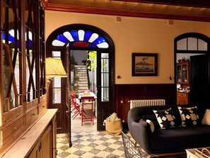 Smart TV, fireplace, DVD player, books