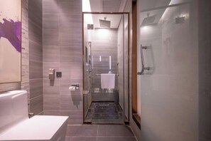 A modern bathroom with a glass-enclosed shower, a white sink, and a tiled floor. - Galaxy Hotel (Beijing Wukesong Wanshou Road Subway Station Branch) (Beijing)