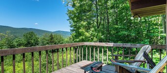 Rustic cabin w/ mountain view & fireplace
