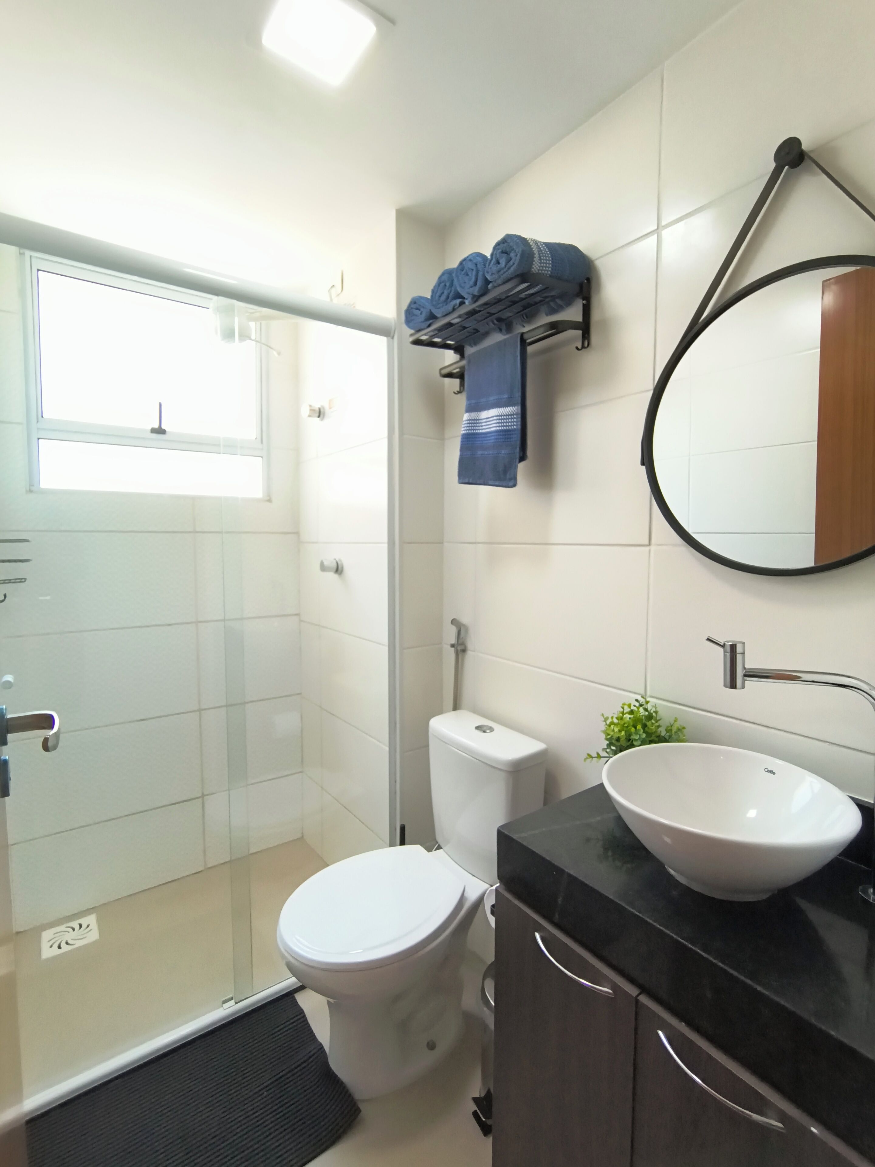 Dusj, hårføner, håndklær og toalettpapir