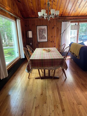 Dining - Charming 2-bedroom cottage on 7 acres of woods in Putnam with AC, WiFi (Putnam)