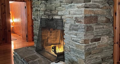 Charming 2-bedroom cottage on 7 acres of woods in Putnam with AC, WiFi
