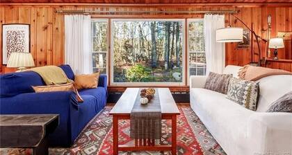 Charming 2-bedroom cottage on 7 acres of woods in Putnam with AC, WiFi