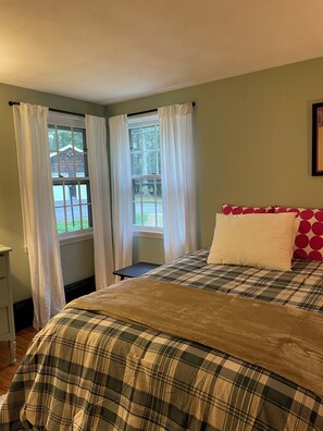 2 bedrooms, WiFi, bed sheets - Charming 2-bedroom cottage on 7 acres of woods in Putnam with AC, WiFi (Putnam)