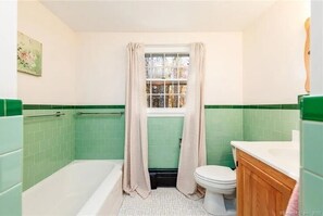 Hair dryer, towels, soap, toilet paper - Charming 2-bedroom cottage on 7 acres of woods in Putnam with AC, WiFi (Putnam)