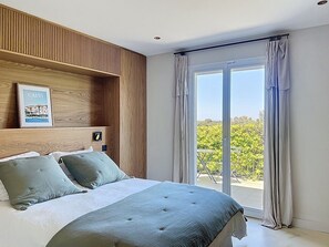 4 bedrooms, iron/ironing board, travel cot, free WiFi - Amazing villa with exceptional sea view, swimming pool, sleeps 12 (Lumio)