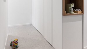 A hallway with a teal ceiling, white walls, and a wooden shelf with cups and a box. - Nimar suite (Formia)