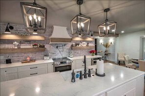 Een magnetron, een oven, een kookplaat, een vaatwasser