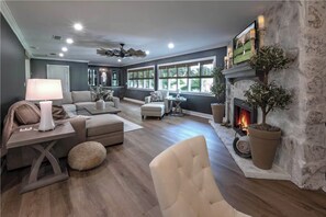 Una Smart TV, una chimenea