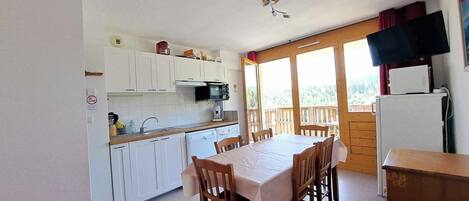 Frigorífico, microondas, horno y placa de cocina