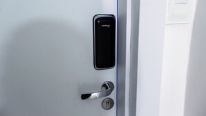 A door with a keyhole and a lock. - KITNET in the heart of Salvador/BA: Barra (Barra Salvador)