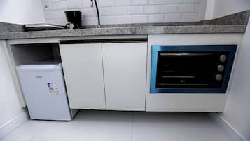 Micro-ondes, four, plaque de cuisson, cafetiĂšre/bouilloire