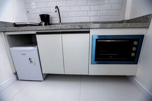 Microondas, horno, placa de cocina y cafetera o tetera