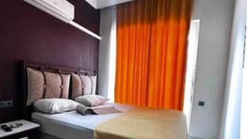 Zweibettzimmer, Balkon, Stadtblick | 1 Schlafzimmer, kostenloses WLAN