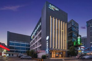 A modern hotel with a prominent 'Amigo' sign, multiple floors, and a well-lit facade. - Amigo Hotel (Guangzhou Zengcheng Xintang South High Speed Railway Station) (Guangzhou)
