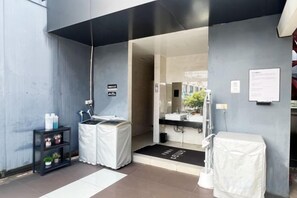 A modern bathroom with a glass partition, a sink, and a shower area. - Amigo Hotel (Guangzhou Zengcheng Xintang South High Speed Railway Station) (Guangzhou)