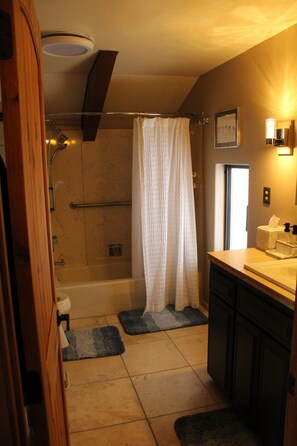 Douche, sèche-cheveux, serviettes fournies, savon