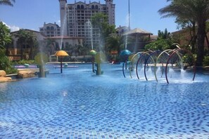 Outdoor pool - Huidong Vanke Shuangyue Bay Tidal Seaview Holiday Apartment (Huidong)