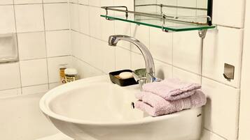 Secadora de cabello, toallas, jabón, papel de baño