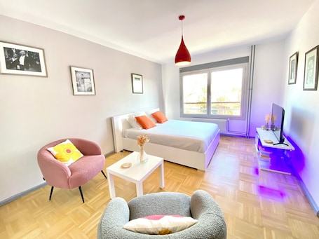 1 chambre, Wi-Fi gratuit, draps fournis. Bel appartement en résidence boisée - Parking - Ecully