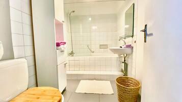 Secadora de cabello, toallas, jabón, papel de baño