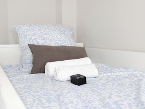 2 habitaciones, tabla de planchar con plancha, wifi y ropa de cama