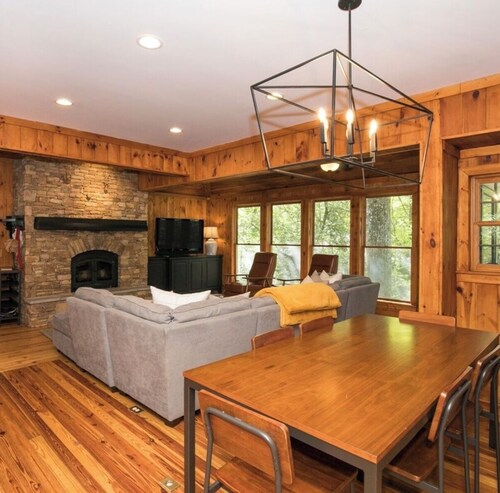 Luxury Creekside Lodge on Lake Burton – Walk to Marina