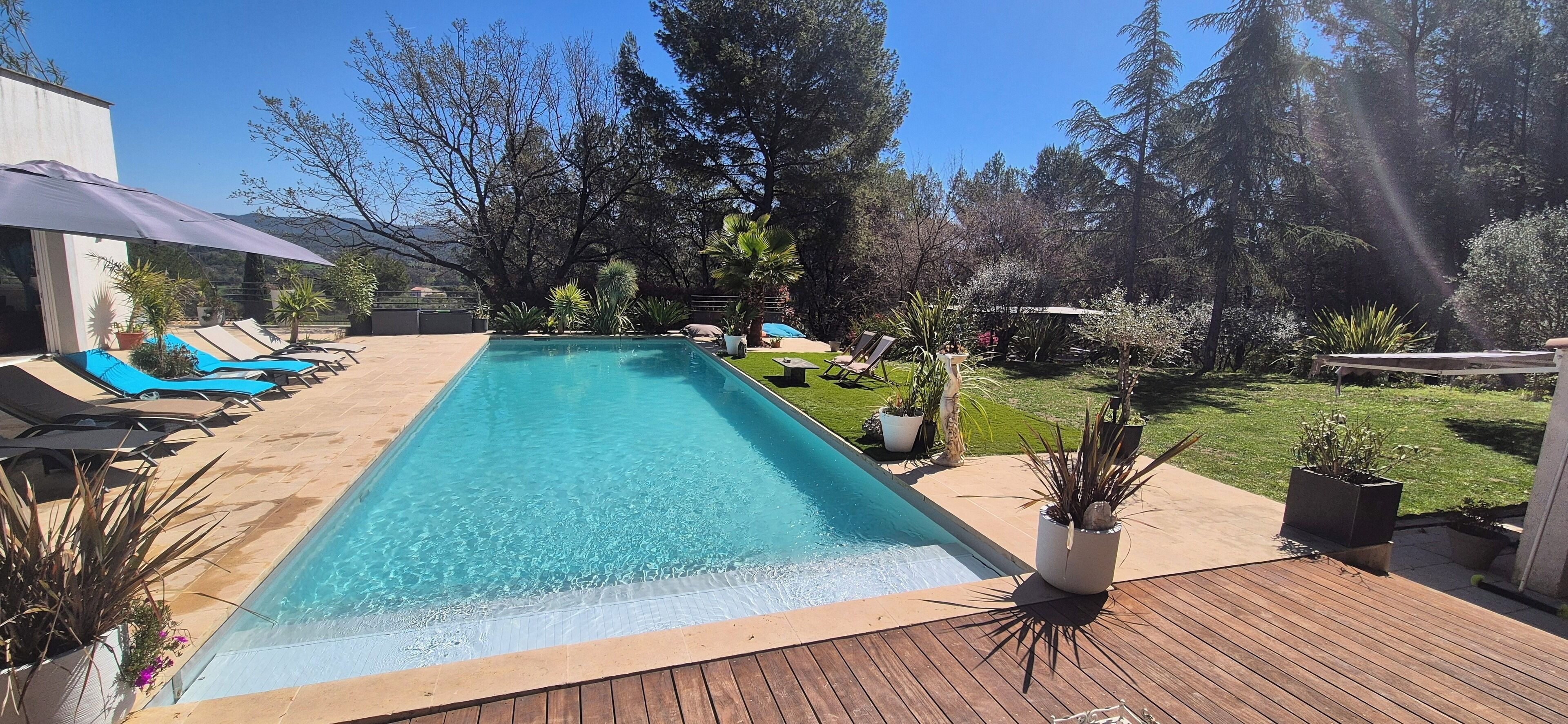 Una piscina al aire libre