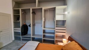 2 bedrooms, travel cot, free WiFi, bed sheets