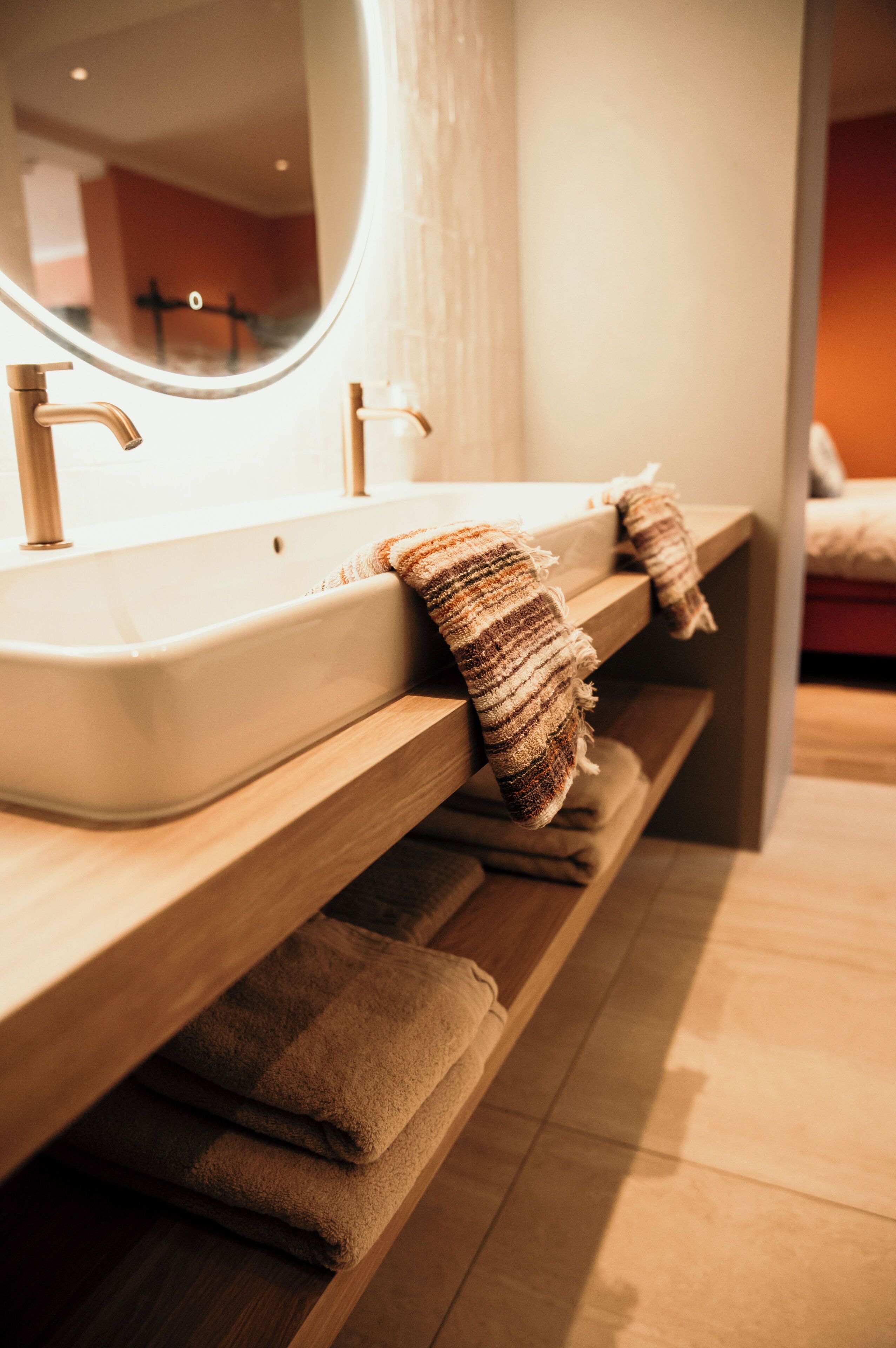 Een haardroger, handdoeken, zeep, shampoo