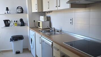 Frigorífico, microondas, placa de cocina y lavavajillas