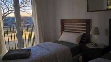 2 dormitorios, caja fuerte, tabla de planchar con plancha