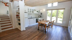 Fridge, microwave, oven, stovetop - Abby's Cottage - Bright (Wandiligong)