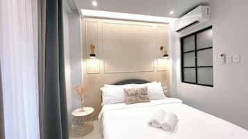 Deluxe Room, 1 Queen Bed, Non Smoking, Air conditioning | Desk, bed sheets
