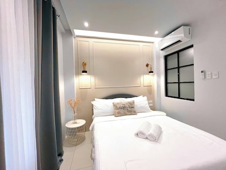 Deluxe Room, 1 Queen Bed, Non Smoking, Air conditioning | Desk, bed sheets