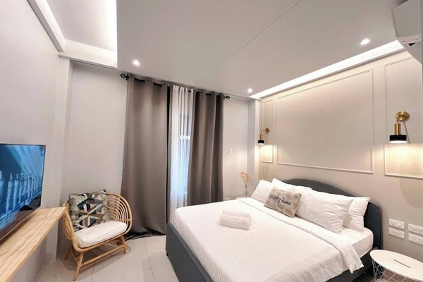 Deluxe Room, 1 Queen Bed, Non Smoking, Air conditioning | Desk, bed sheets