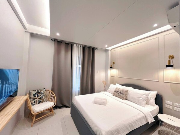 Desk, bed sheets - Achitel (Tarlac)