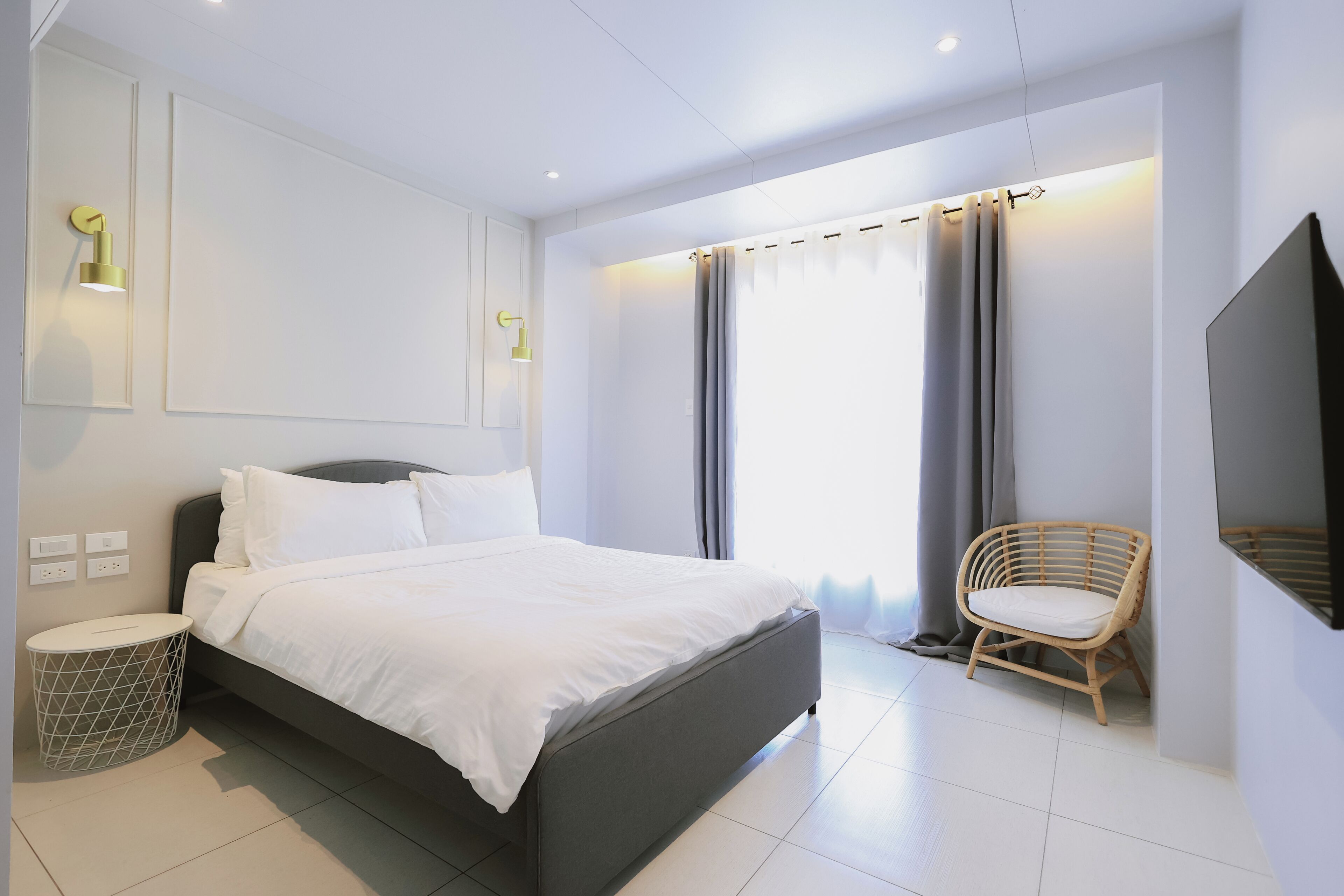 Phòng Deluxe, 1 giường cỡ queen, không hút thuốc, máy điều hòa | Bàn, bộ trải giường 