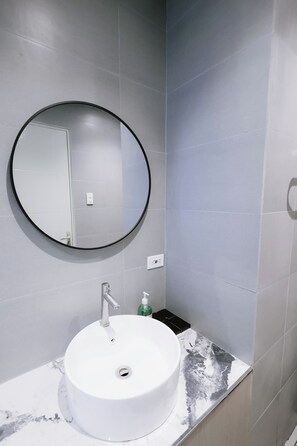 Deluxe Room, 1 Queen Bed, Non Smoking, Air conditioning | Bathroom