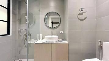 Deluxe-værelse - 1 queensize-seng - ikke-ryger - aircondition | Badeværelse