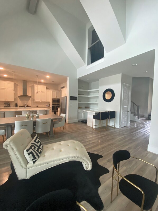 Interior - Beautiful, Spacious Home w/ Pool & Workout Room in Family Friendly Community (Missouri City)